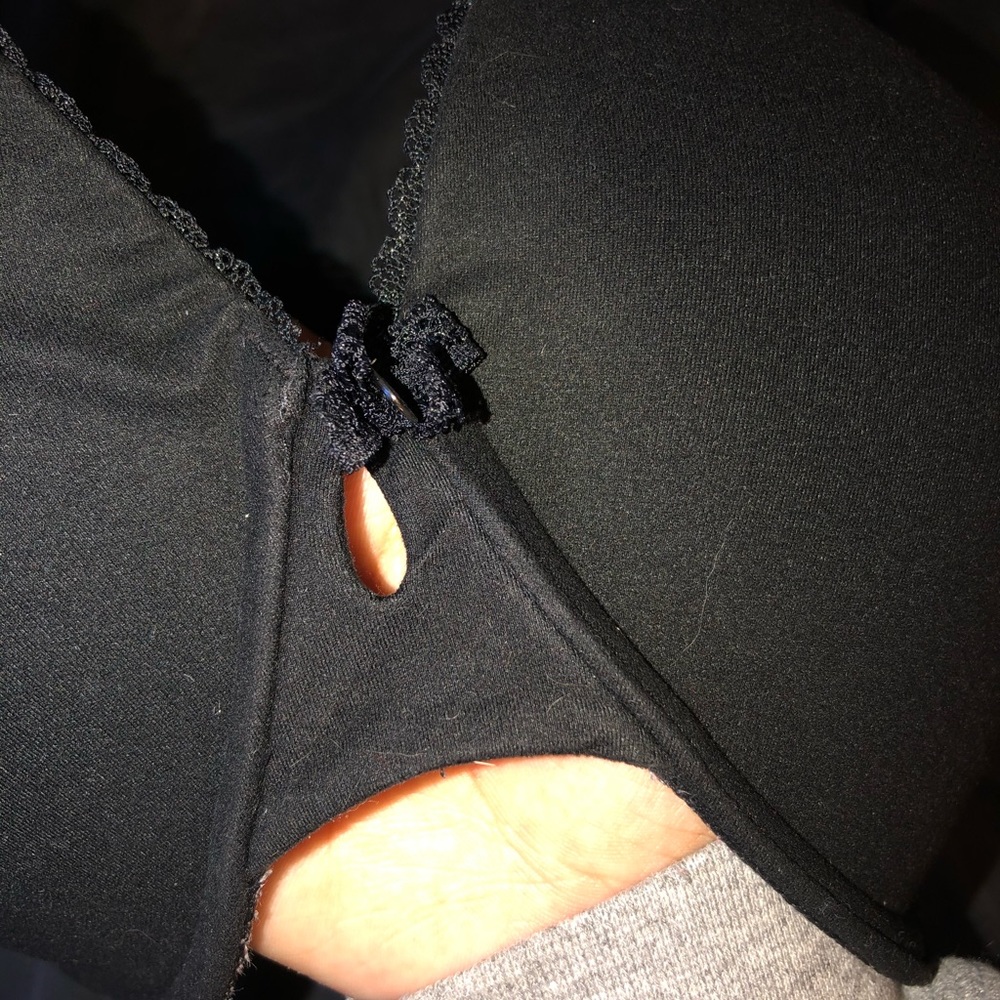 black bra. - Picture 2 of 5